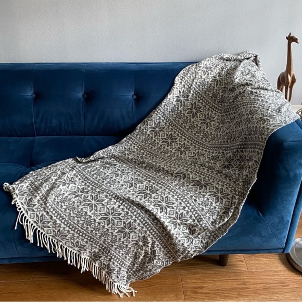 Indigo 100% Acrylic Patterned Black/White Soft Knit Fringed Throw